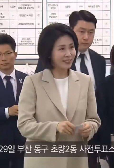 岁金建希后才发现自然脸和整容脸差距很明显AG旗舰厅网站入口看到59岁金惠景和53(图9)